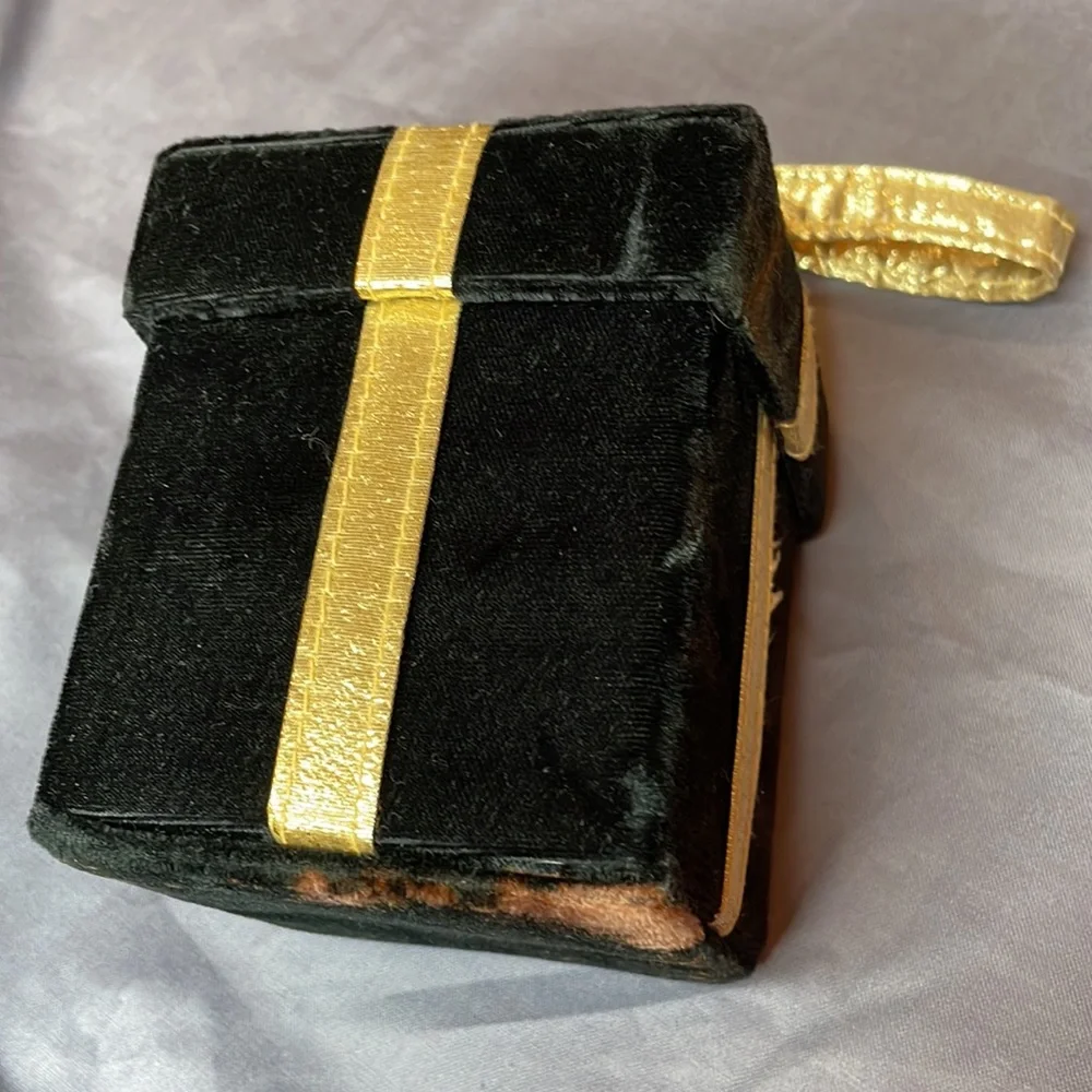 Gold tone necklace and gift box